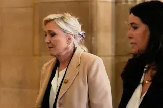 مارين لوبان، زعيمة اليمين المتطرف الفرنسي، أثناء مغادرتها المحكمة مع محامية، في سياق محاكمتها بشأن إساءة استخدام أموال البرلمان الأوروبي.