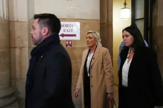 مارين لوبان تدخل قاعة المحكمة برفقة محاميها، وسط أجواء من التوتر، في سياق محاكمتها المتعلقة بإساءة استخدام أموال البرلمان الأوروبي.