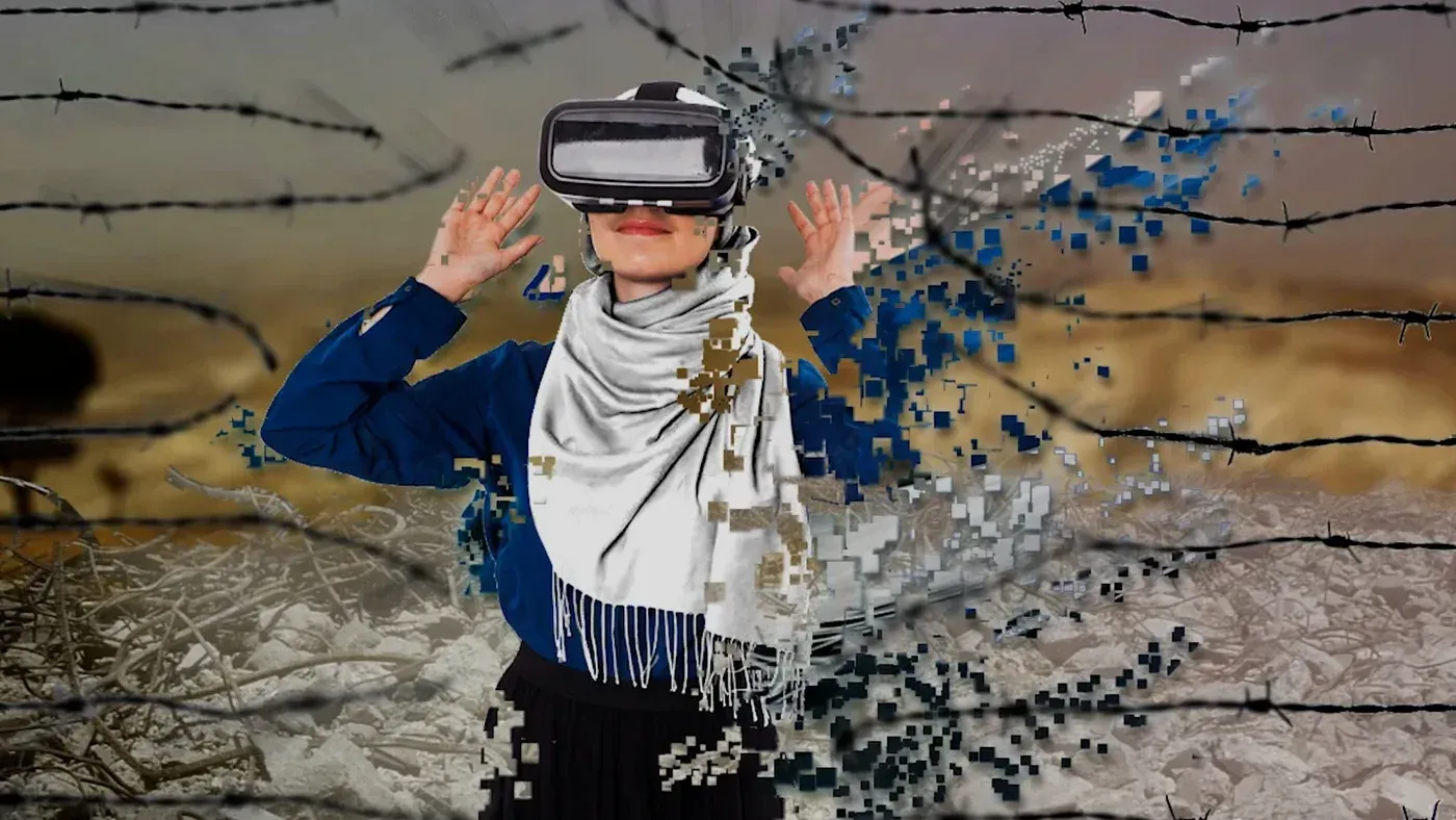 امرأة ترتدي نظارات الواقع الافتراضي، تعبر عن تجربة غامرة في غزة، محاطة بسياج شائك، تعكس التحديات والآمال في ظل الظروف الصعبة.