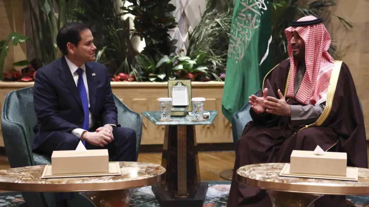 اجتمع وزير الخارجية الأمريكي ماركو روبيو مع ولي العهد السعودي الأمير محمد بن سلمان في الرياض، حيث ناقشا القضايا الإقليمية والدولية المهمة.