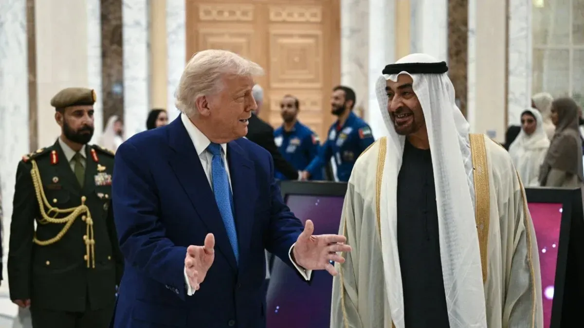 ترامب يتحدث مع ولي عهد الإمارات محمد بن زايد في الدوحة، مع وجود حرس وموظفين في الخلفية، خلال زيارة لتعزيز المحادثات النووية مع إيران.