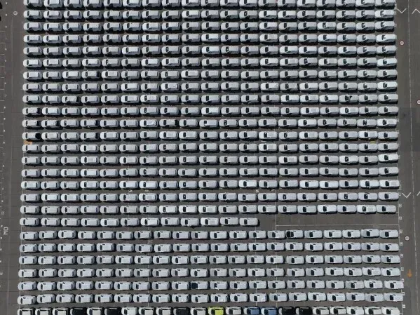 شحنة ضخمة من السيارات الكهربائية والهجينة من شركة BYD الصينية تتكدس في ميناء زاراتي بالأرجنتين، مما يعكس تحولًا اقتصاديًا كبيرًا.