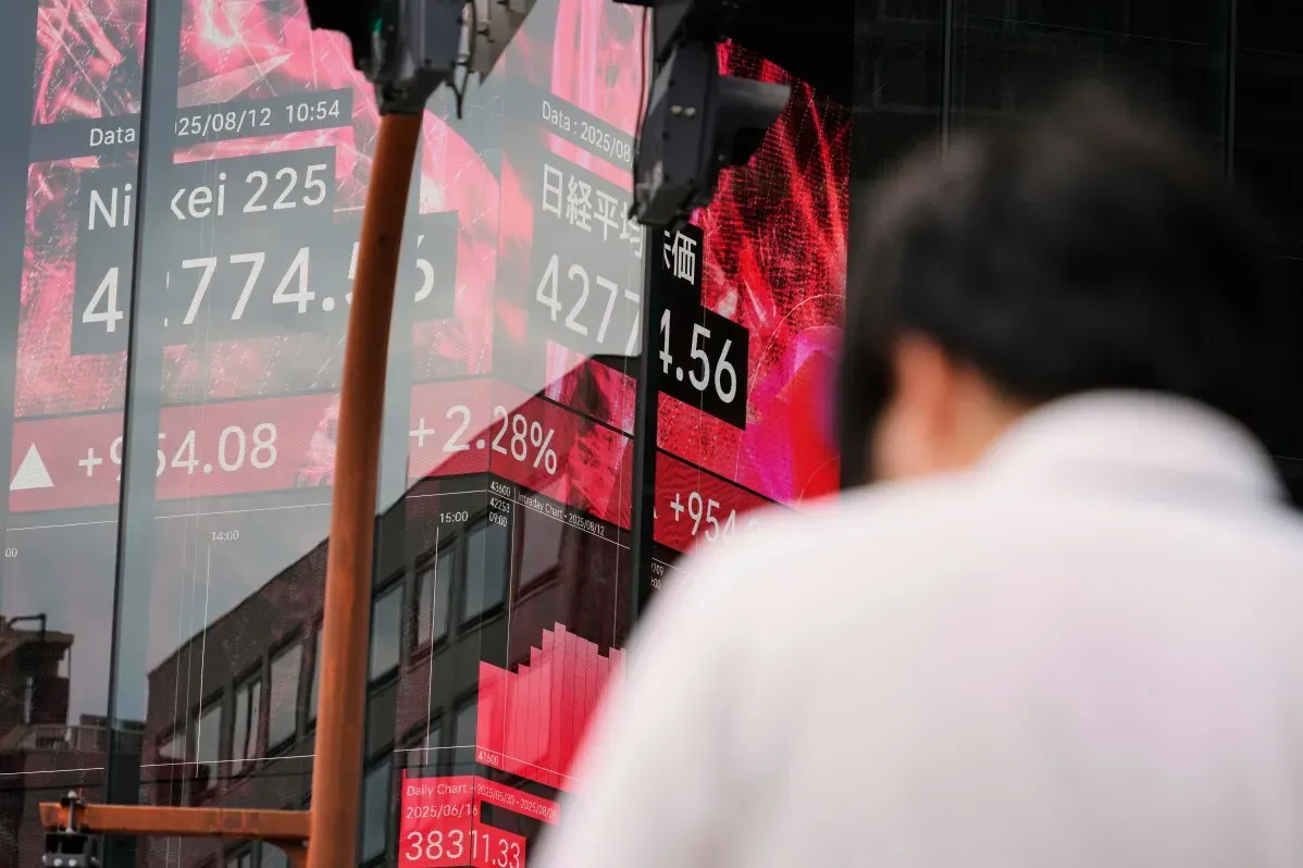 ارتفاع مؤشر نيكاي 225 في طوكيو بنسبة 2.2%، مع ظهور بيانات السوق المالية على شاشة عرض كبيرة.