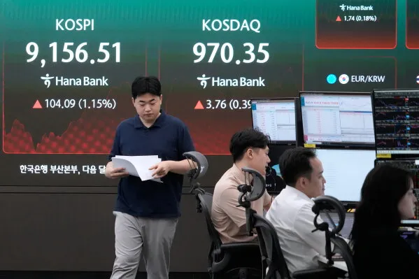 مستثمرون في سوق الأسهم الكورية الجنوبية يتابعون مؤشرات Kospi وKosdaq، مع ارتفاع ملحوظ في الأداء وسط تفاؤل اقتصادي.
