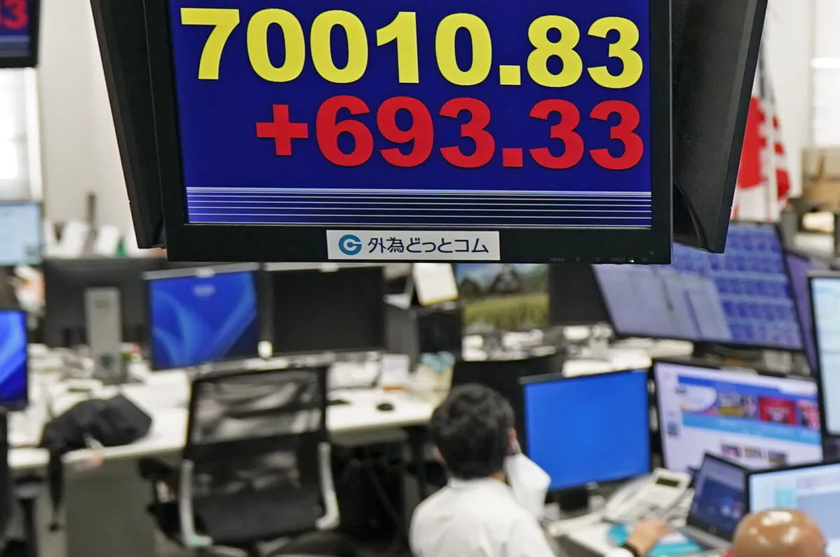 مؤشر Nikkei 225 الياباني يسجل 70,010.83 نقطة بزيادة 693.33 نقطة، وسط نشاط ملحوظ في أسواق الأسهم الآسيوية.