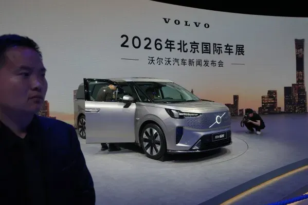 عرضت شركة فولفو سيارتها الكهربائية الجديدة EV6 في معرض بكين للسيارات 2026، مع التركيز على الابتكارات التقنية والتصميم العصري.