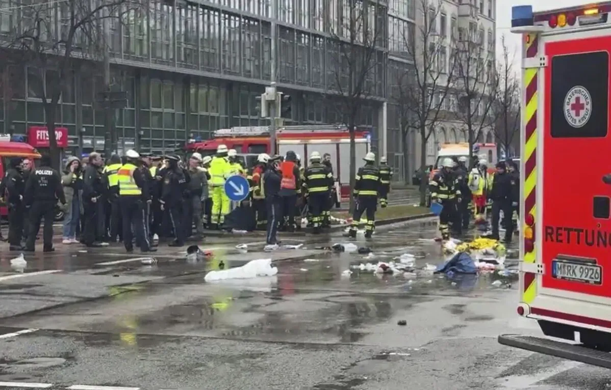 موقع الحادث في ميونيخ حيث تجمع رجال الإنقاذ والشرطة بعد دهس مجموعة من الأشخاص، مع وجود سيارة ميني محطمة.