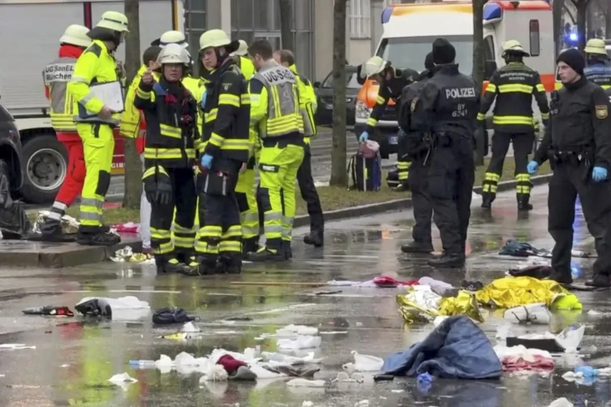 حادث دهس في ميونيخ يظهر فرق الطوارئ تعمل في موقع الحادث، مع وجود ملابس ومعدات على الأرض، وإصابة 20 شخصًا.