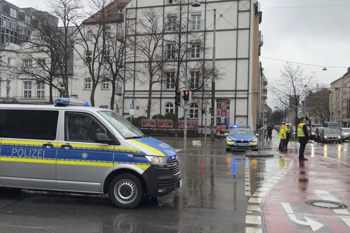 حادث دهس في ميونيخ، يظهر سيارات الشرطة في موقع الحادث، حيث أصيب 20 شخصًا أثناء مظاهرة.