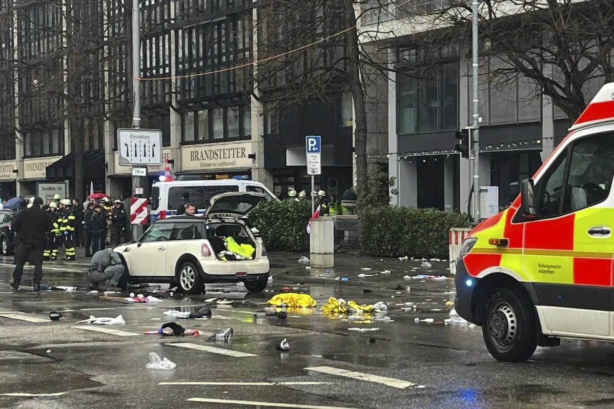 حادث دهس في ميونيخ، يظهر سيارة ميني محطمة مع وجود خدمات الطوارئ في الموقع، بينما تم إخلاء المصابين.