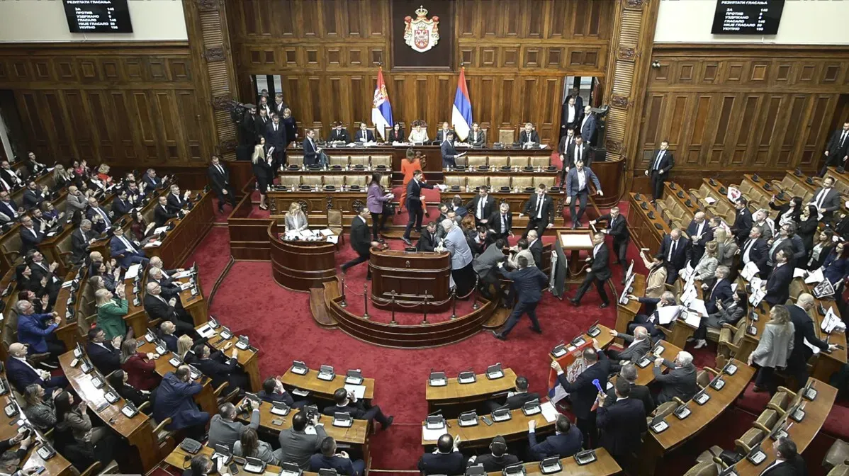 فوضى في البرلمان الصربي حيث يتواجه النواب بعد إطلاق قنابل دخانية، وسط احتجاجات على زيادة تمويل التعليم.