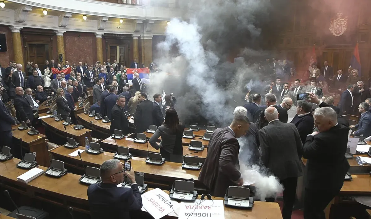 فوضى في البرلمان الصربي حيث ألقى النواب قنابل دخانية، مما أدى لإصابة ثلاثة نواب وسط احتجاجات على السياسات الحكومية.