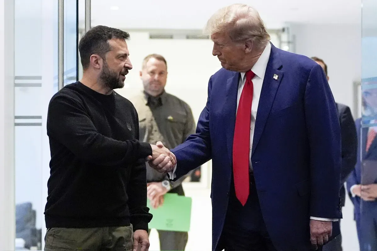 لقاء بين الرئيس الأوكراني زيلينسكي والرئيس الأمريكي ترامب في واشنطن، حيث يتصافح الزعيمان وسط أجواء دبلوماسية مهمة.