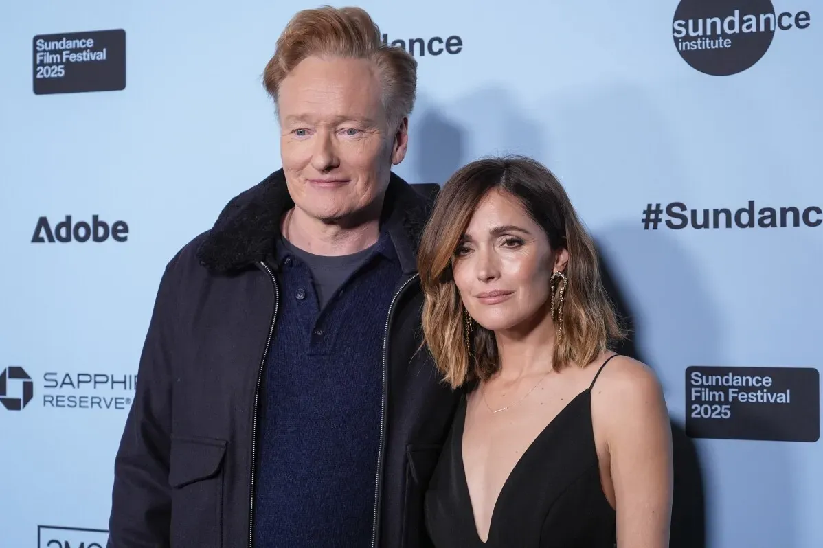 ظهور روز بيرن مع كونان أوبراين في مهرجان صندانس السينمائي 2025، حيث يتحدثان عن فيلم "لو كان لدي ساقان لركلتك".