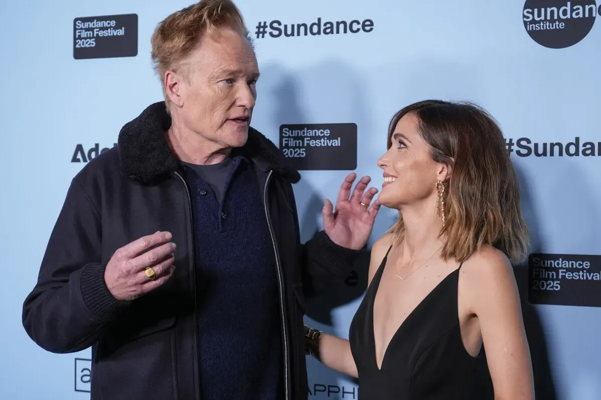 حضور كونان أوبراين وروز بيرن في مهرجان صندانس السينمائي 2025، حيث يناقشان فيلم "لو كان لي ساقان لركلتك".