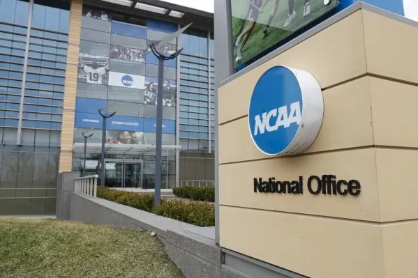 مكتب الرابطة الوطنية لرياضة الجامعات (NCAA) في الولايات المتحدة، يرمز إلى التغيرات المحتملة في رياضة الجامعات بعد تسوية بقيمة 2.8 مليار دولار.