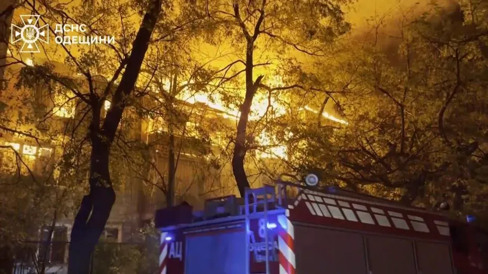حريق هائل في مبنى سكني بأوديسا، مع رجال الإطفاء يعملون على إخماد النيران، وسط أجواء مظلمة مشحونة بالقلق.