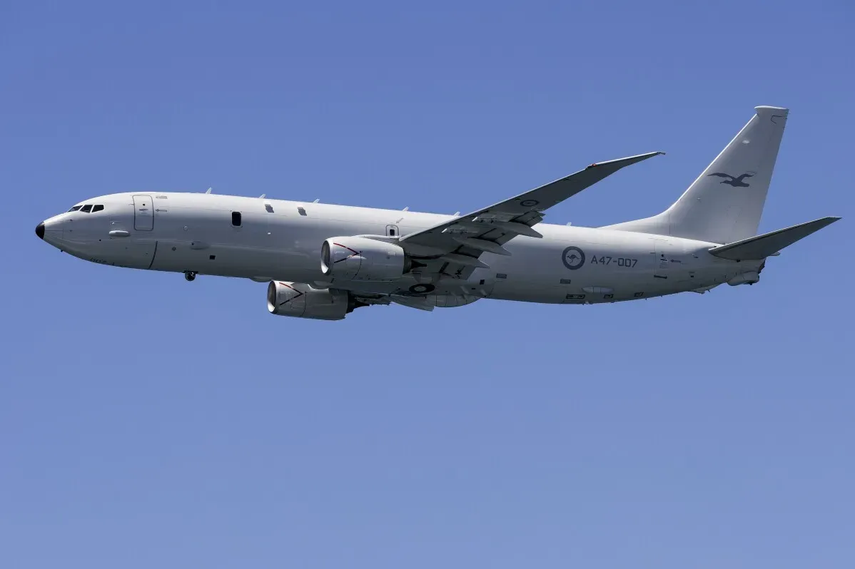 طائرة الاستطلاع الأسترالية P-8 بوسيدون تحلق في السماء، في سياق توتر عسكري مع الصين بسبب حادثة قريبة من مقاتلة صينية.