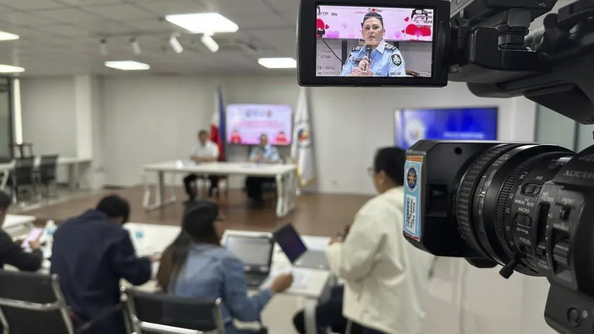 مؤتمر صحفي في مانيلا حول مكافحة الاحتيال الرومانسي، مع ضباط شرطة يتحدثون عن جهود حماية الضحايا المحتملين.