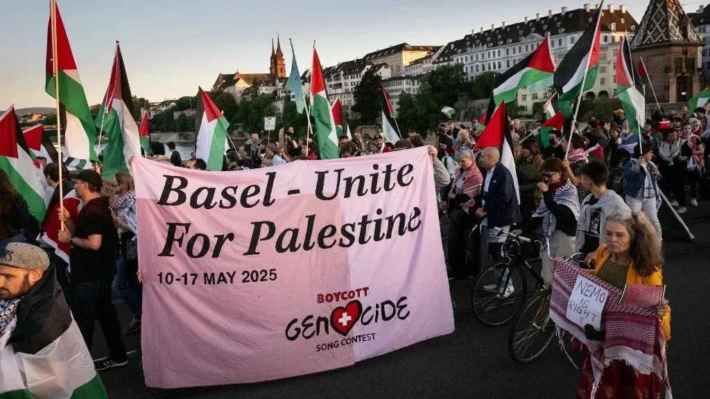 مظاهرة حاشدة في بازل لدعم فلسطين، حيث يحمل المشاركون أعلام فلسطين ولافتة تطالب بمقاطعة مسابقة يوروفيجن 2026 بسبب انتهاكات حقوق الإنسان.