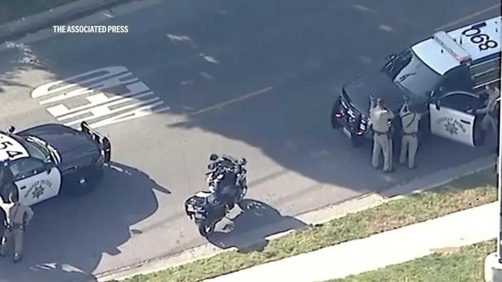شرطة لوس أنجلوس تتعامل مع حادثة إطلاق نار بعد أن صوبت جيليان لورين مسدسًا نحوهم، مما أدى إلى إصابتها.
