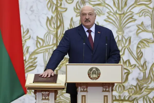 الرئيس البيلاروسي ألكسندر لوكاشينكو يؤدي اليمين الدستورية لولاية سابعة في قصر الاستقلال بمينسك، وسط انتقادات دولية.