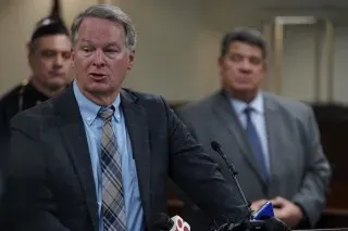 قائد شرطة لافاييت يتحدث في مؤتمر صحفي عن محاولة اغتيال القاضي ستيفن ماير وزوجته، مع التركيز على جهود التحقيق والاعتقالات.