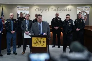 مؤتمر صحفي للشرطة في لافاييت حول محاولة اغتيال القاضي ستيفن ماير وزوجته، حيث تم القبض على خمسة مشتبه بهم.