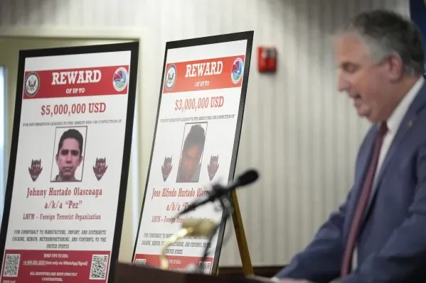 مؤتمر صحفي في أتلانتا يعلن عن مكافآت تصل إلى 5 ملايين دولار مقابل معلومات عن جوني هورتادو أولاسكاوا وشقيقه المتهمين بتهريب المخدرات.