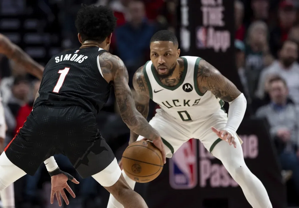 مواجهة بين أنفيرني سيمونز من بورتلاند وداميان ليلارد من ميلووكي، حيث يسجل كل منهما نقاطًا مهمة خلال المباراة.