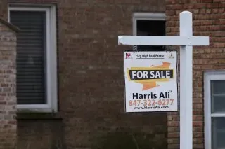 لافتة "للبيع" أمام منزل، تشير إلى انخفاض معدلات الرهن العقاري في الولايات المتحدة، مما يعزز فرص شراء المنازل.
