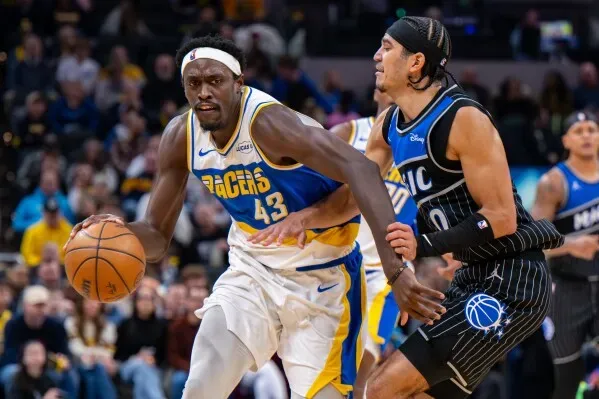 باولو بانشيرو يتنافس مع باسكال سياكام خلال مباراة بين أورلاندو ماجيك وإنديانا بيسرز، حيث سجل بانشيرو 29 نقطة.