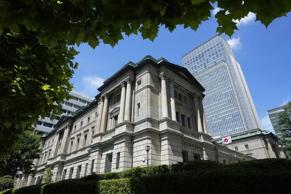 بنك اليابان المركزي يظهر في صورة معمارية مهيبة، حيث تم رفع سعر الفائدة الرئيسي إلى 0.5% في خطوة لمواجهة التضخم.