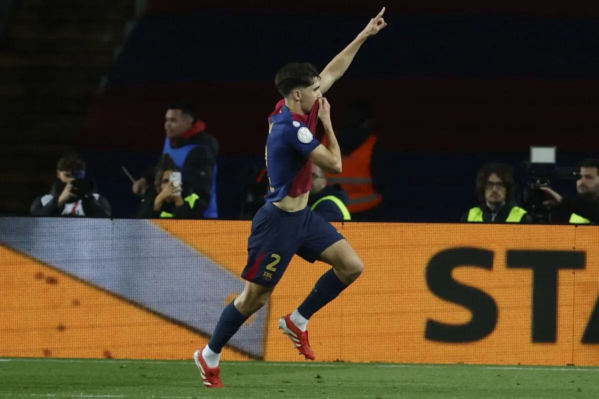 احتفال لاعب برشلونة بعد تسجيله هدفًا في مباراة مثيرة ضد أتلتيكو مدريد في نصف نهائي كأس الملك، حيث انتهت المباراة بالتعادل 4-4.