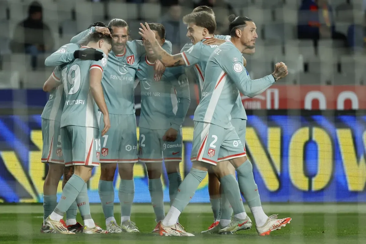 فريق أتلتيكو مدريد يحتفل بتسجيل هدف في مباراة مثيرة ضد برشلونة، حيث انتهت بالتعادل 4-4 في نصف نهائي كأس الملك.