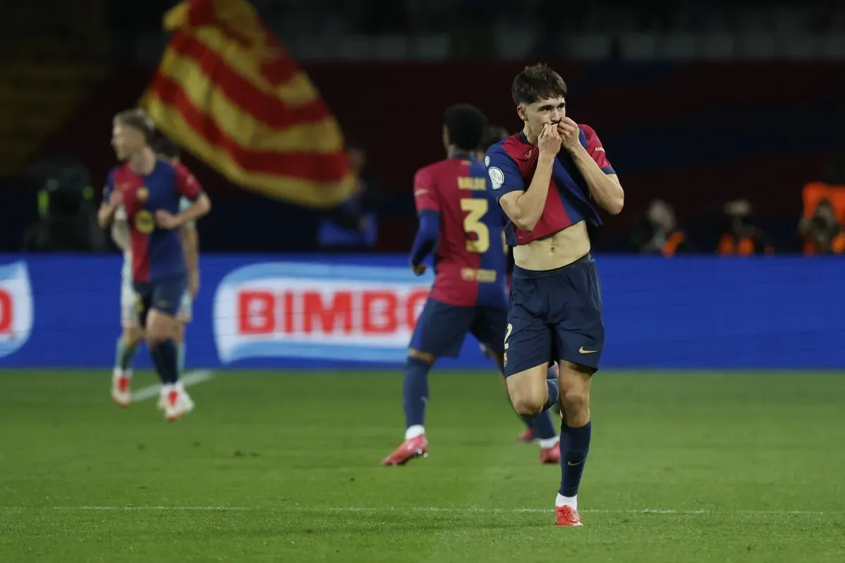 لاعب برشلونة بيدري يعبر عن خيبة أمله بعد التعادل 4-4 مع أتلتيكو مدريد في نصف نهائي كأس الملك.