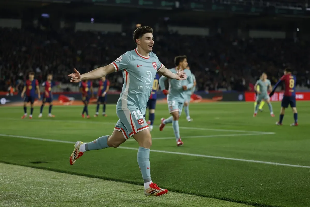 بديل ألكسندر سورلوث يحتفل بتسجيل هدف التعادل في مباراة مثيرة بين برشلونة وأتلتيكو مدريد، حيث انتهت بالتعادل 4-4 في نصف نهائي كأس الملك.