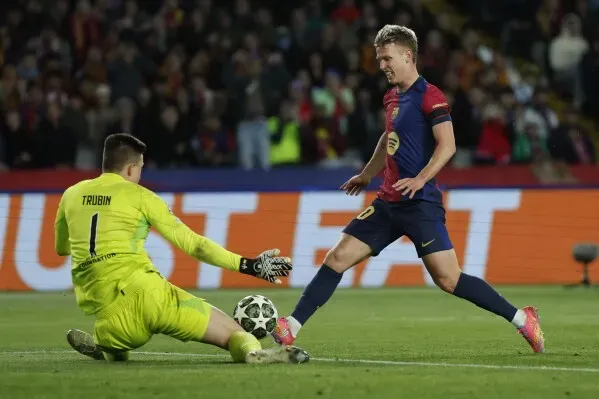 مهاجم برشلونة باو فيكتور يتجاوز حارس مرمى الخصم تروبين في مباراة مثيرة، مما يعكس أداء الفريق القوي في كأس الملك.