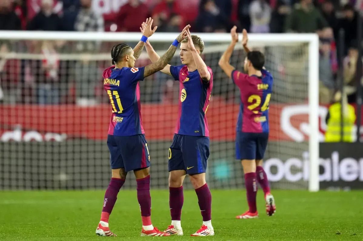 لاعبو برشلونة يحتفلون بعد الفوز 4-1 على إشبيلية، مع تألق ليفاندوفسكي ورافينيا، مما يعزز فرصهم في المنافسة على لقب الدوري الإسباني.