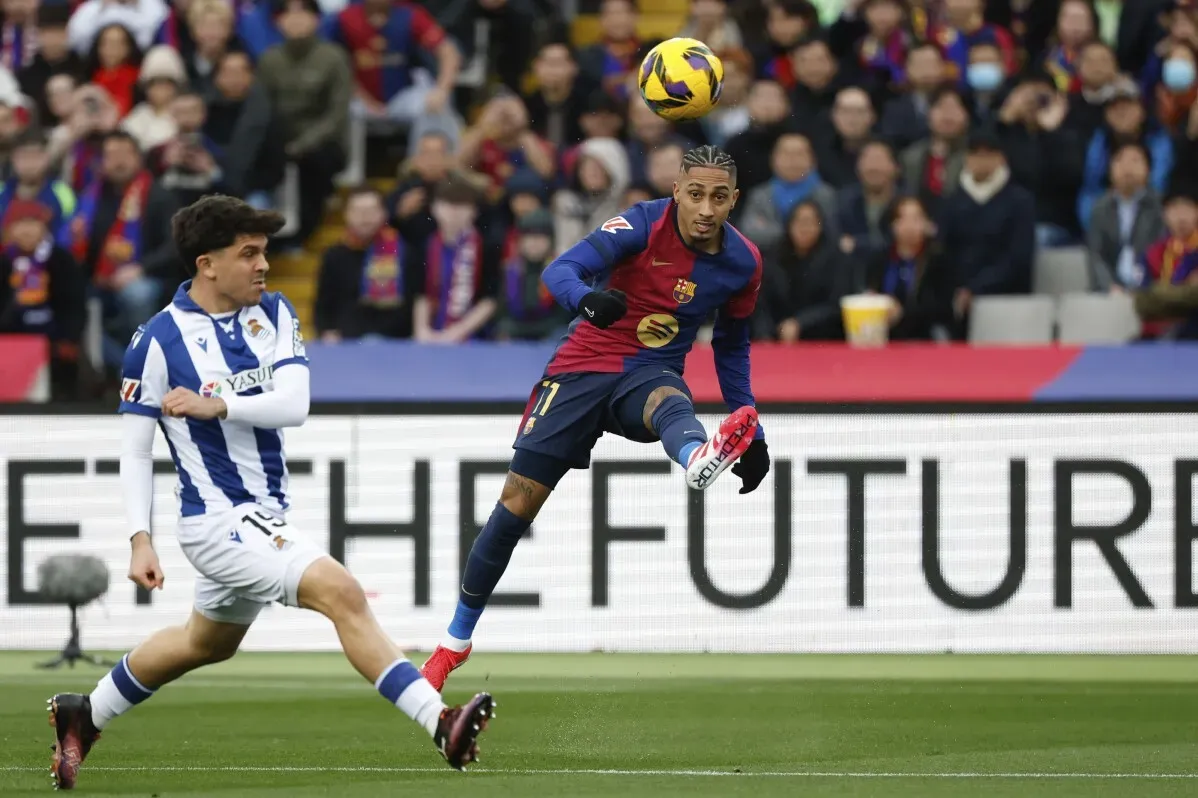 لاعب برشلونة داني أولمو يتخطى مدافع ريال سوسيداد أريتز إيلوستوندو في مباراة حماسية، حيث فاز برشلونة 4-0.