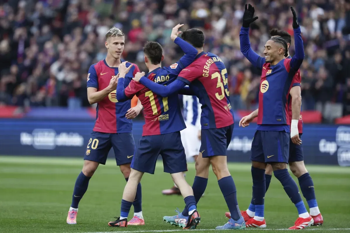 احتفال لاعبي برشلونة بعد تسجيل الأهداف في مباراة ضد ريال سوسيداد، حيث فاز الفريق 4-0 واستعاد صدارة الدوري الإسباني.
