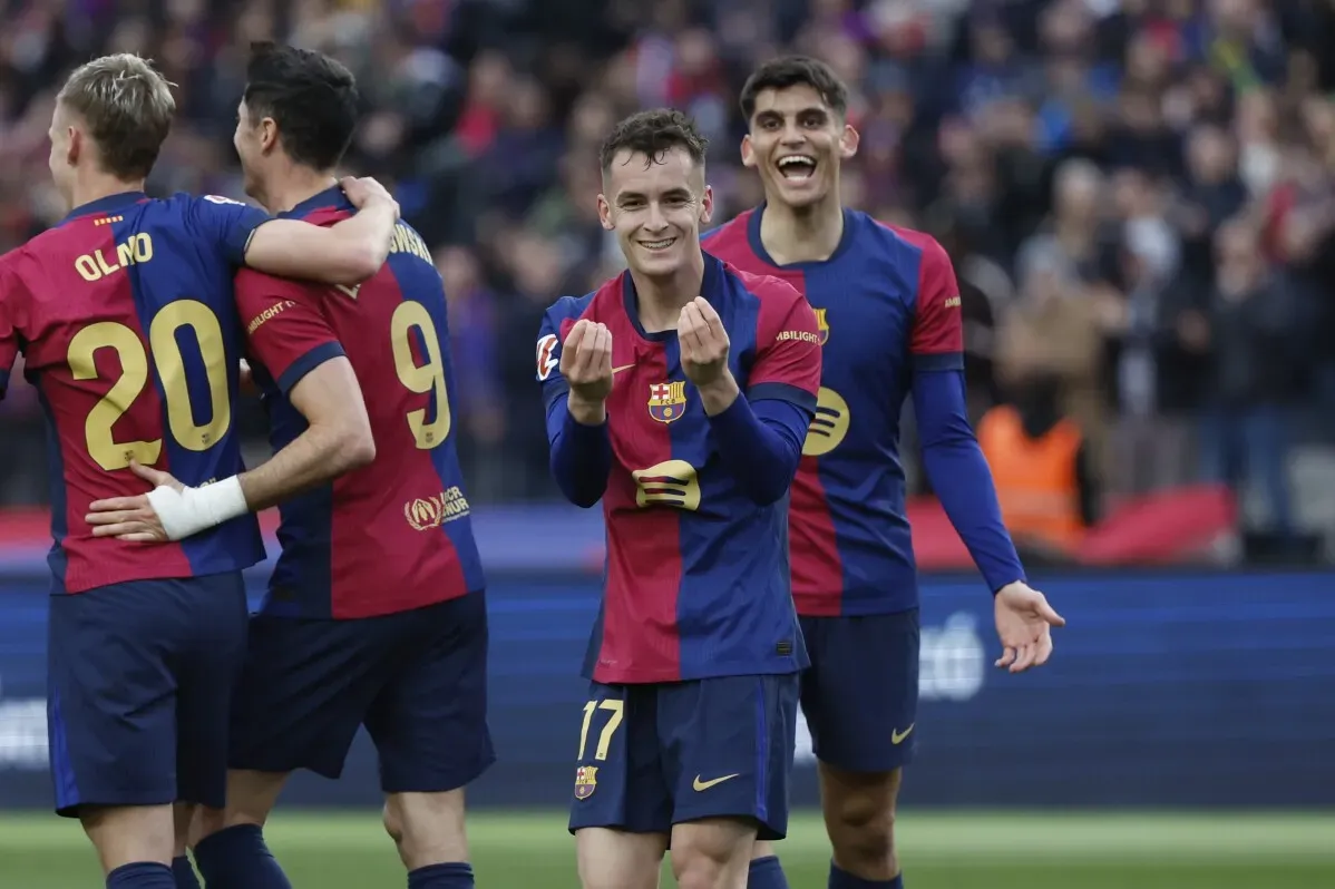 احتفال لاعبي برشلونة بعد تسجيل الأهداف في مباراة ضد ريال سوسيداد، حيث انتهت بفوز برشلونة 4-0 واستعادة صدارة الدوري الإسباني.