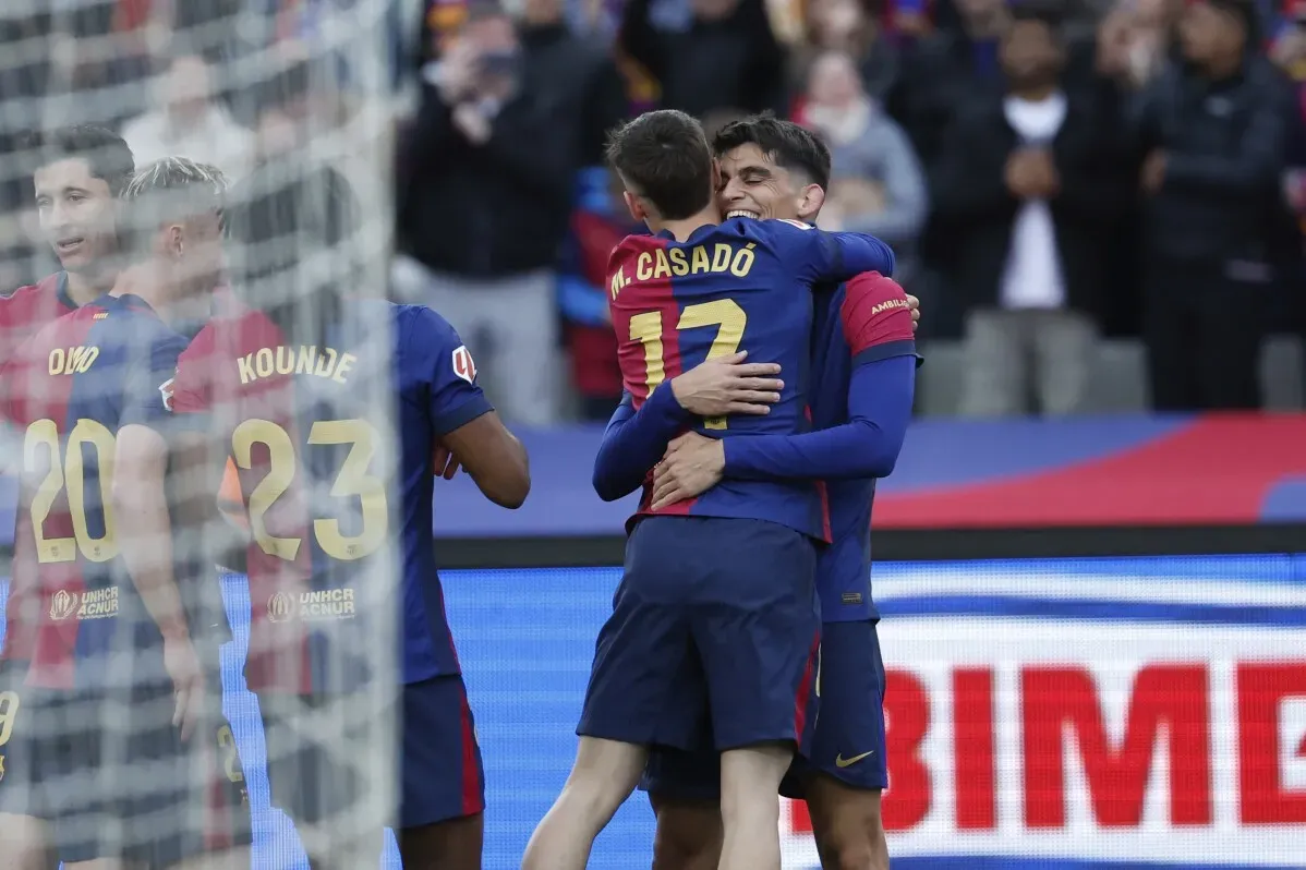 لاعبو برشلونة يحتفلون بعد تسجيل الأهداف في مباراة ضد ريال سوسيداد، حيث انتهت المباراة بفوز برشلونة 4-0.