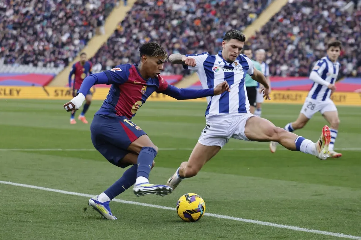 لاعبو برشلونة يتنافسون مع لاعبي ريال سوسيداد في مباراة مثيرة، حيث يسعى برشلونة لتحقيق الفوز في الدوري الإسباني.