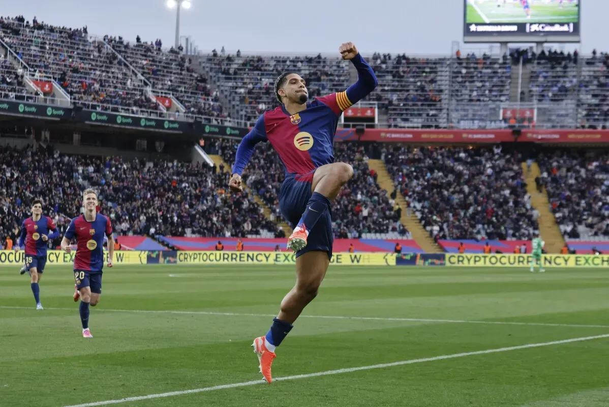 احتفال لاعب برشلونة جيرارد مارتين بعد تسجيله هدف في مباراة ضد ريال سوسيداد، حيث انتهت المباراة بفوز برشلونة 4-0.