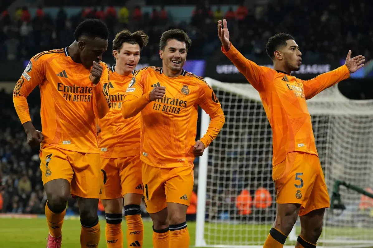لاعبو ريال مدريد يحتفلون بعد تسجيل هدف في مباراة، مرتدين زيهم البرتقالي، في سياق منافسات كأس ملك إسبانيا.
