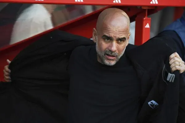 بيب جوارديولا يظهر في موقف عاطفي بعد انتقادات فابيو كابيلو، معبرًا عن مشاعره تجاه المدرب الإيطالي.