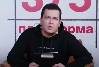كيريل بازنياك، الصحفي البيلاروسي المعتقل، يظهر خلال تقديم برنامجه السياسي على يوتيوب وسط خلفية تحمل أرقام الحكم بالسجن.
