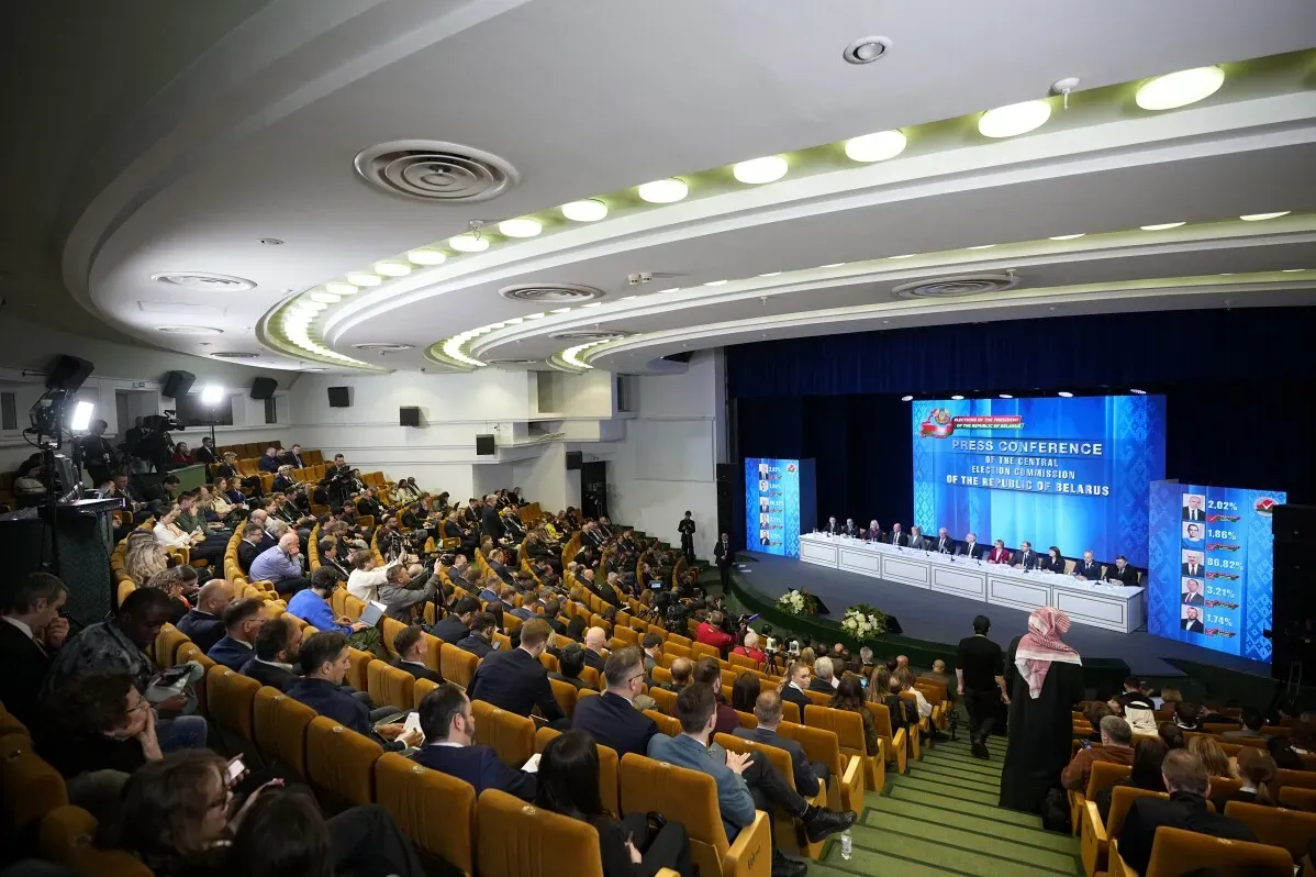 مؤتمر صحفي للجنة الانتخابات المركزية في بيلاروسيا، حيث تم الإعلان عن نتائج انتخابات وصفها المعارضون بالصورية، بحضور حشد كبير من الصحفيين.