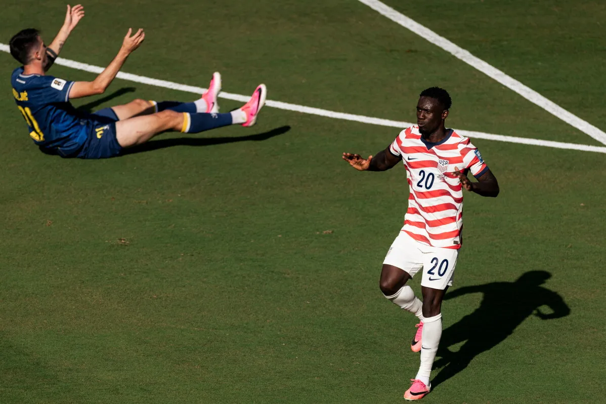 لاعب المنتخب الأمريكي Balogun يرتدي قميص رقم 20 خلال مباراة كأس العالم، وسط جدل حول رفع إيقافه من قبل الفيفا.